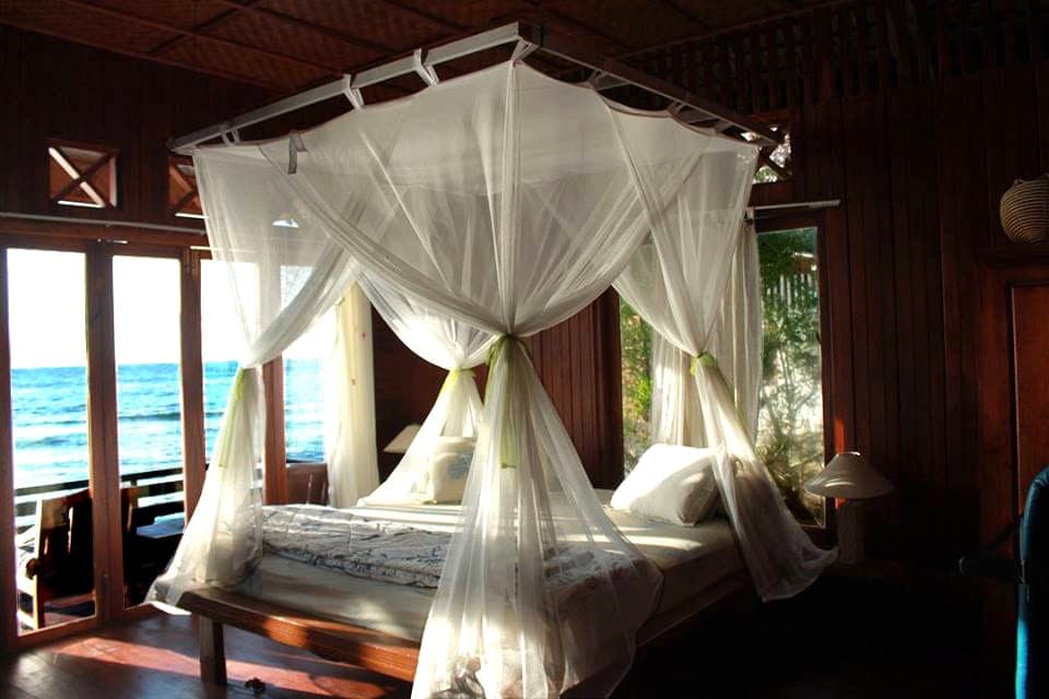 Bolilanga Island Resort – bungalow bedroom