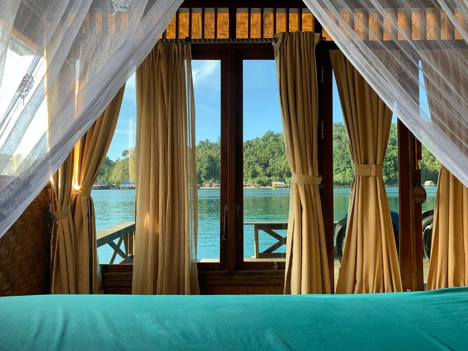Fadhila Cottages – over-water Deluxe bungalow with sea view