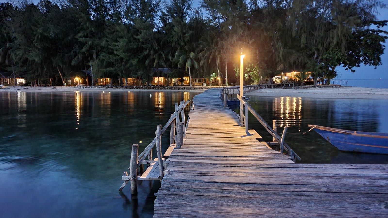 Fadhila Cottages – jetty at dusk