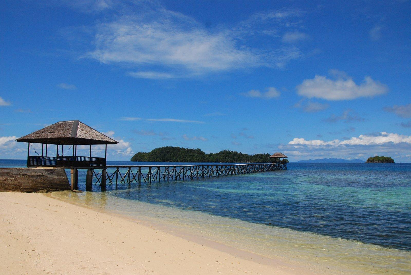 Kadidiri Paradise – beach and 78-metre jetty over the house reef