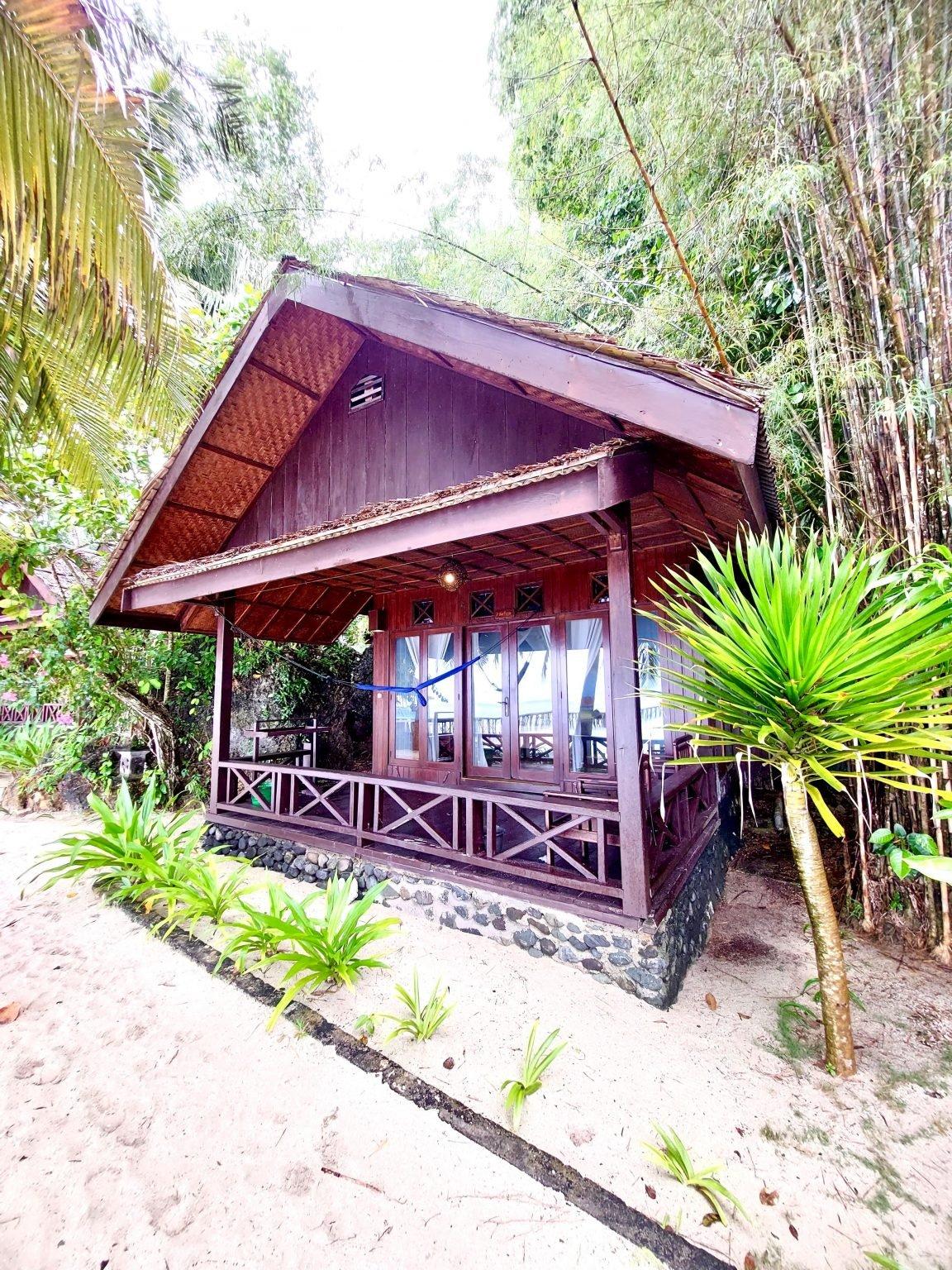 Kadidiri Paradise – Deluxe-tier ocean-view bungalow (2025 photo)