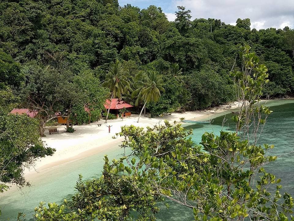 Malenge Indah – aerial view of the white-sand beach