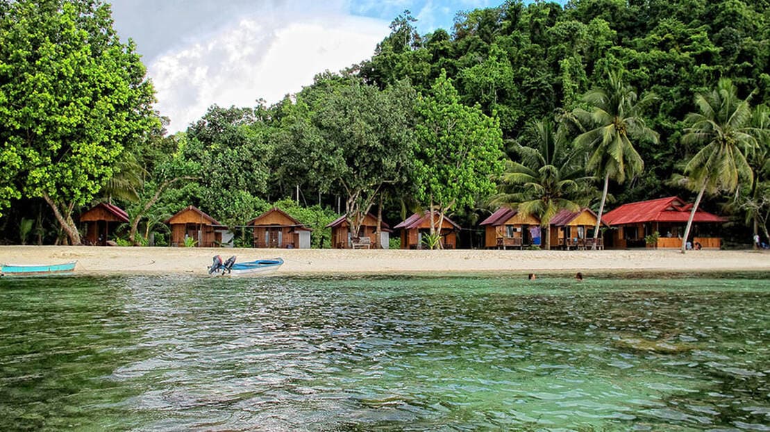 Malenge Indah – beachfront bungalows seen from the sea