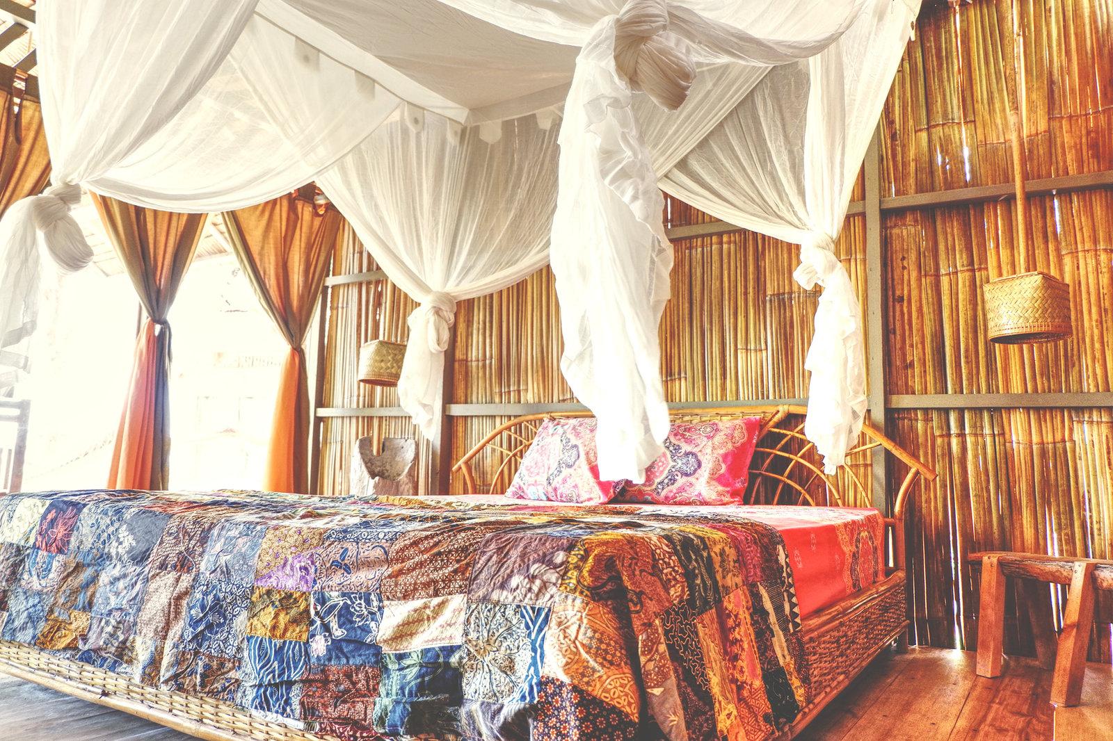 Poki Poki – bungalow interior with king-size bed and mosquito net