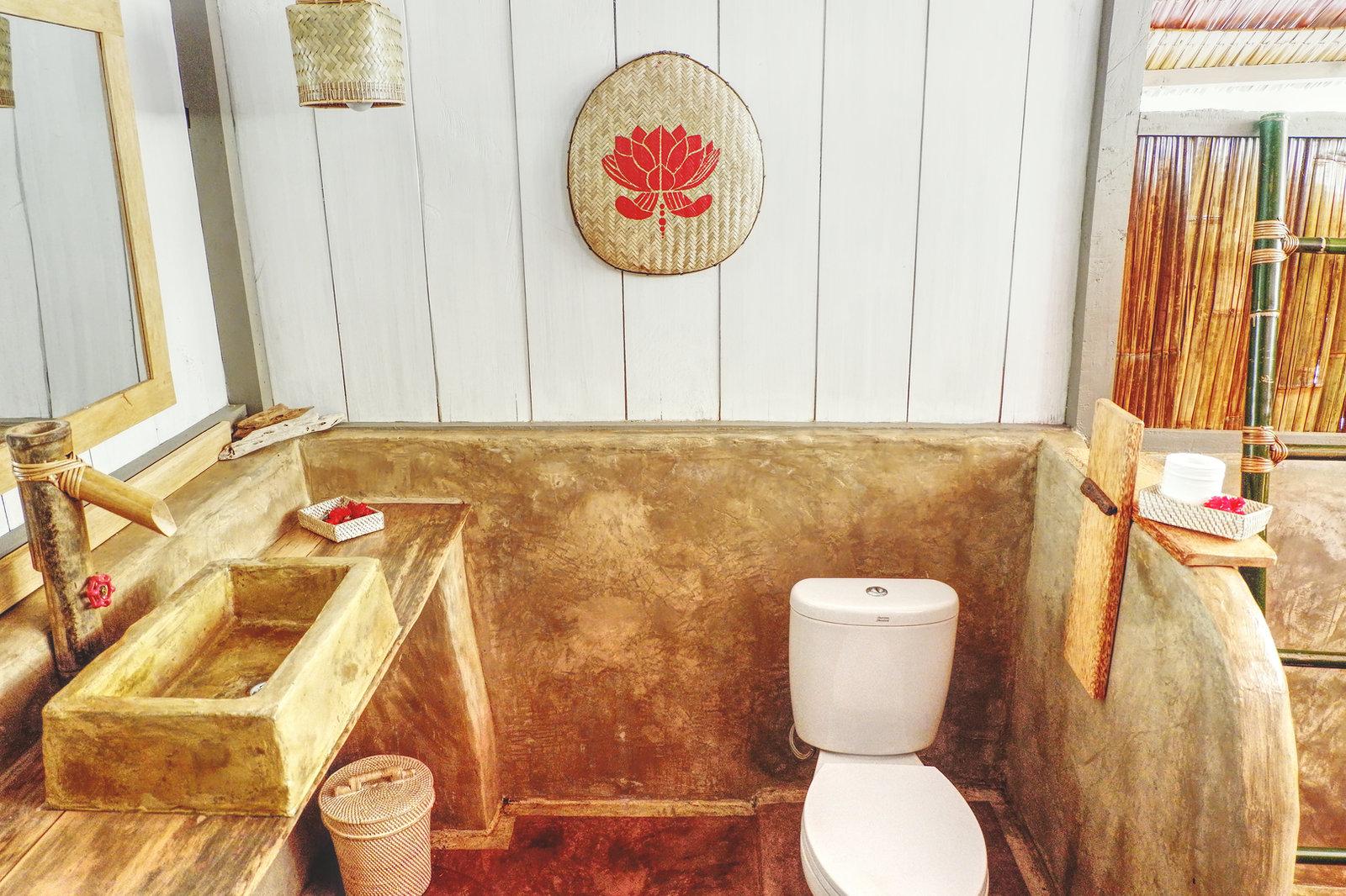 Poki Poki – private bathroom with western toilet