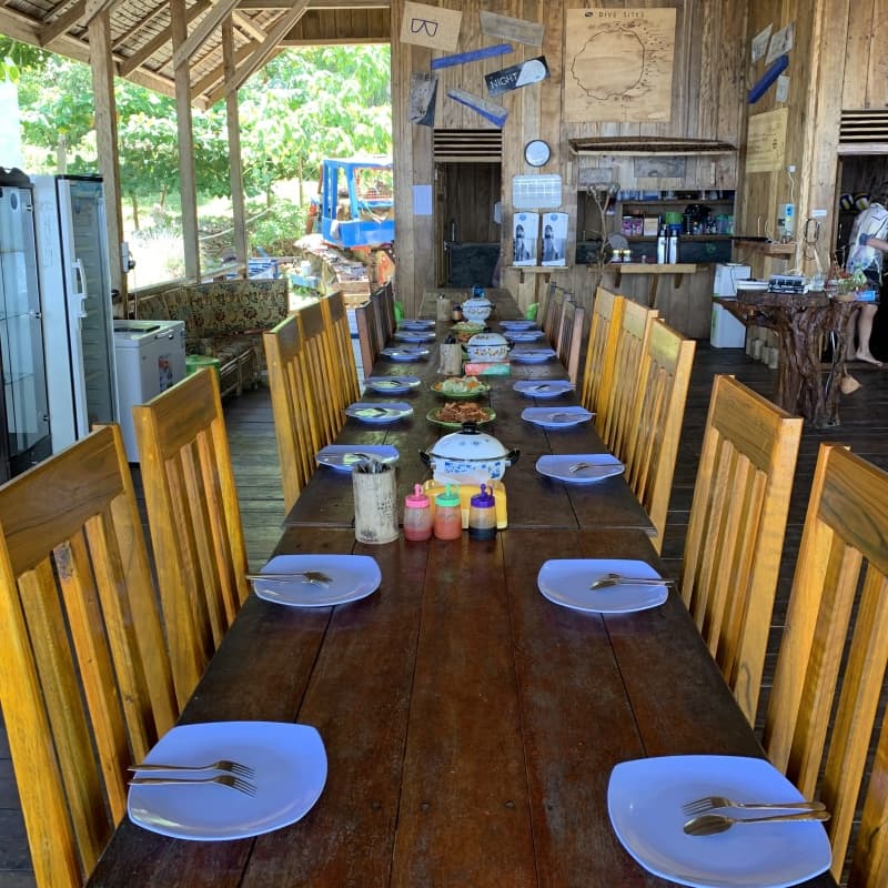 Pristine Paradise Una Una – communal dinner in the restaurant