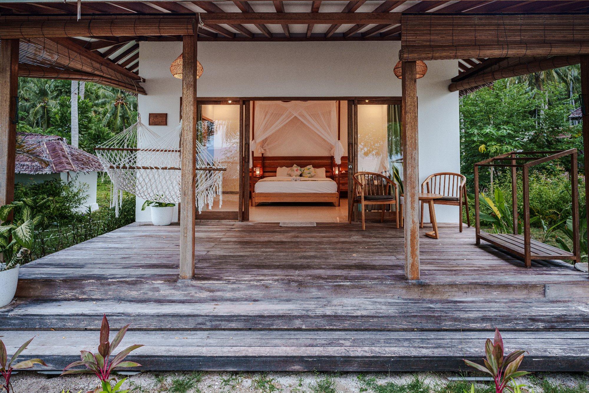 Reconnect – air-conditioned beachfront villa steps from the water