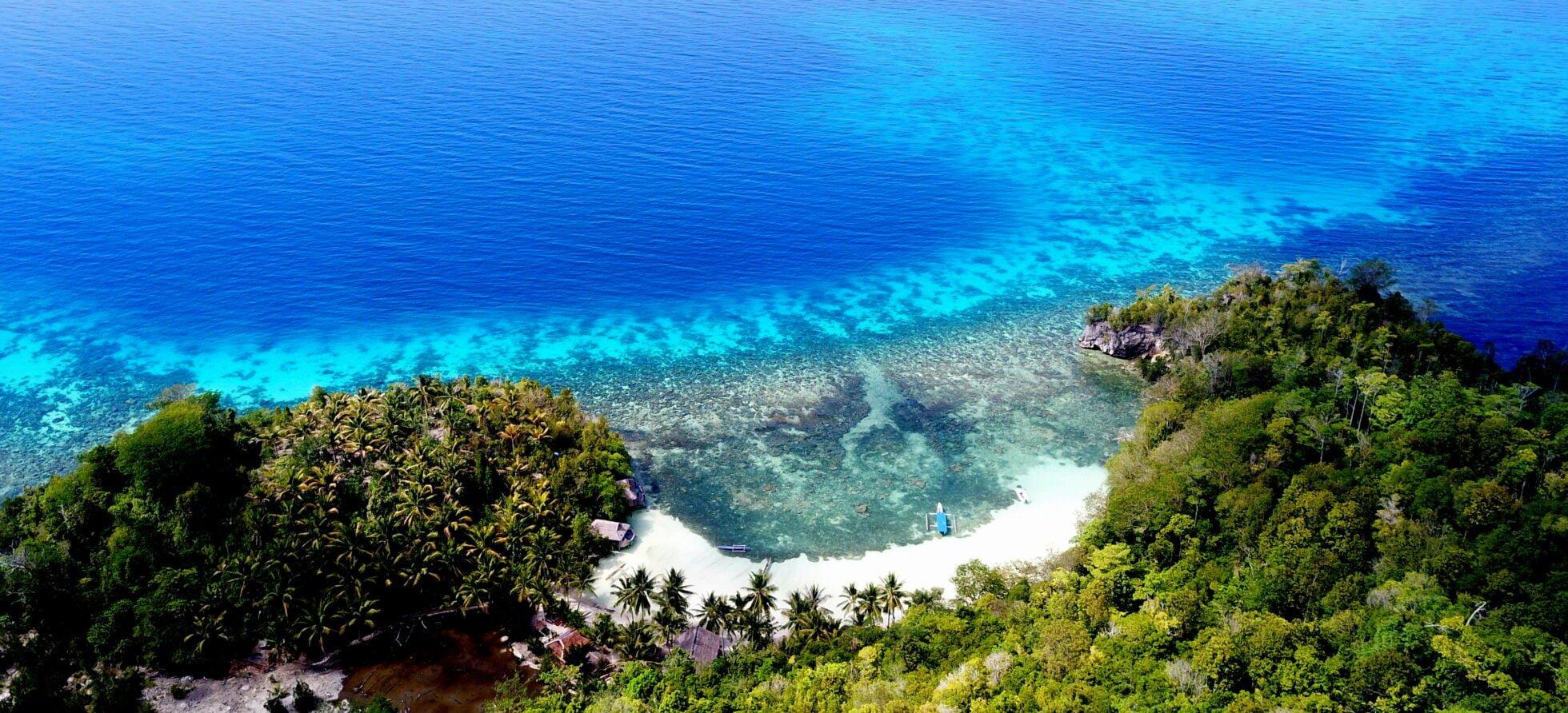 Bahia Tomini – drone panorama of the bay and reef