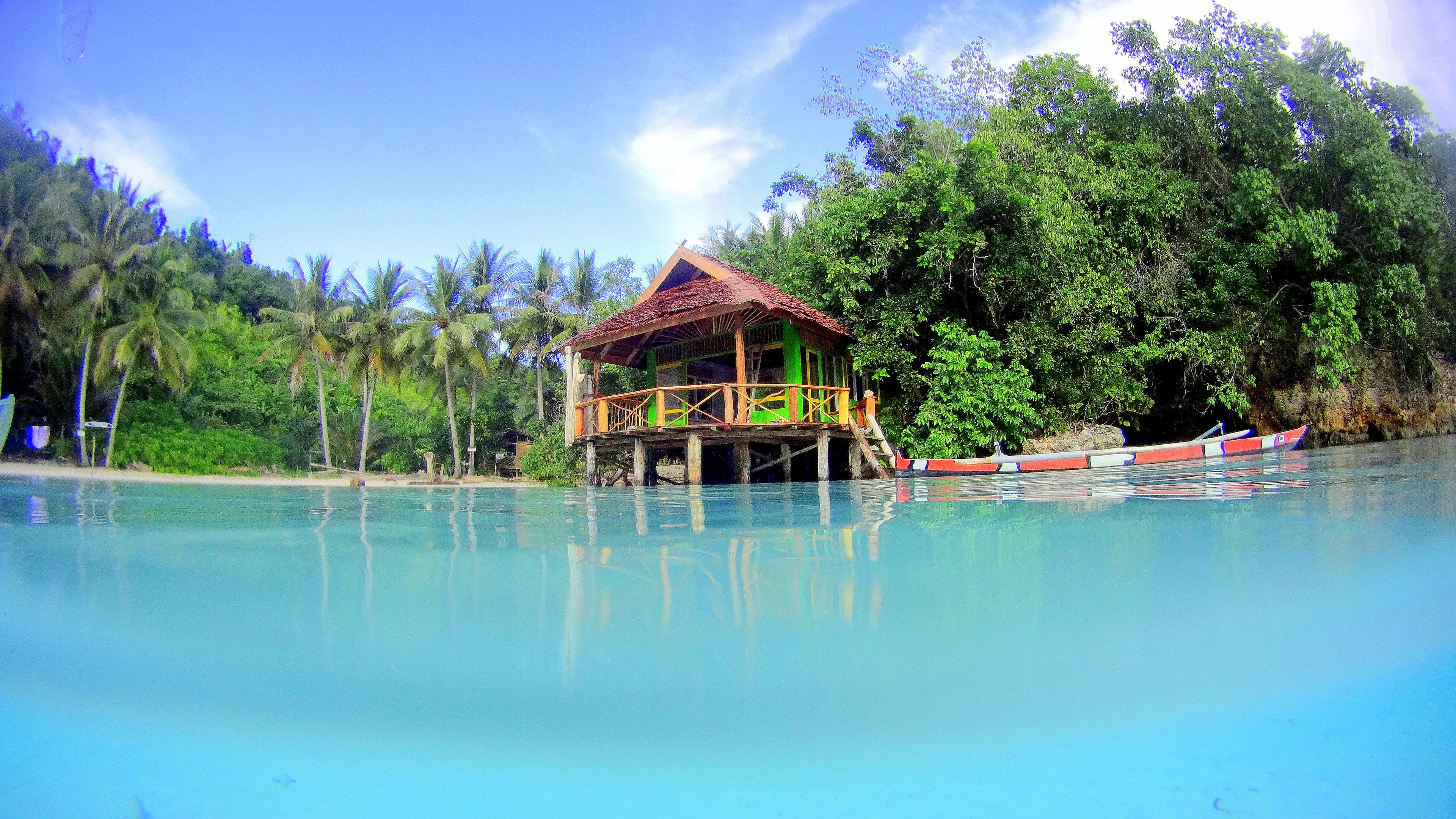 Bahia Tomini – Bajo bungalow on stilts over the sea