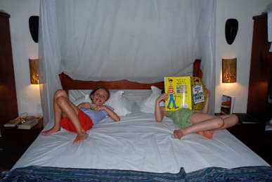 Black Marlin Dive Resort – deluxe bungalow bed with mosquito net