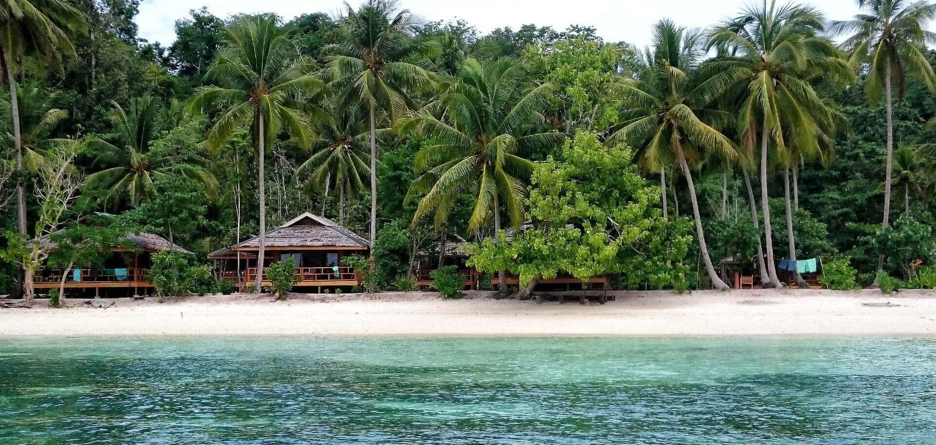 Harmony Bay Resort – beachfront bungalows behind the sand