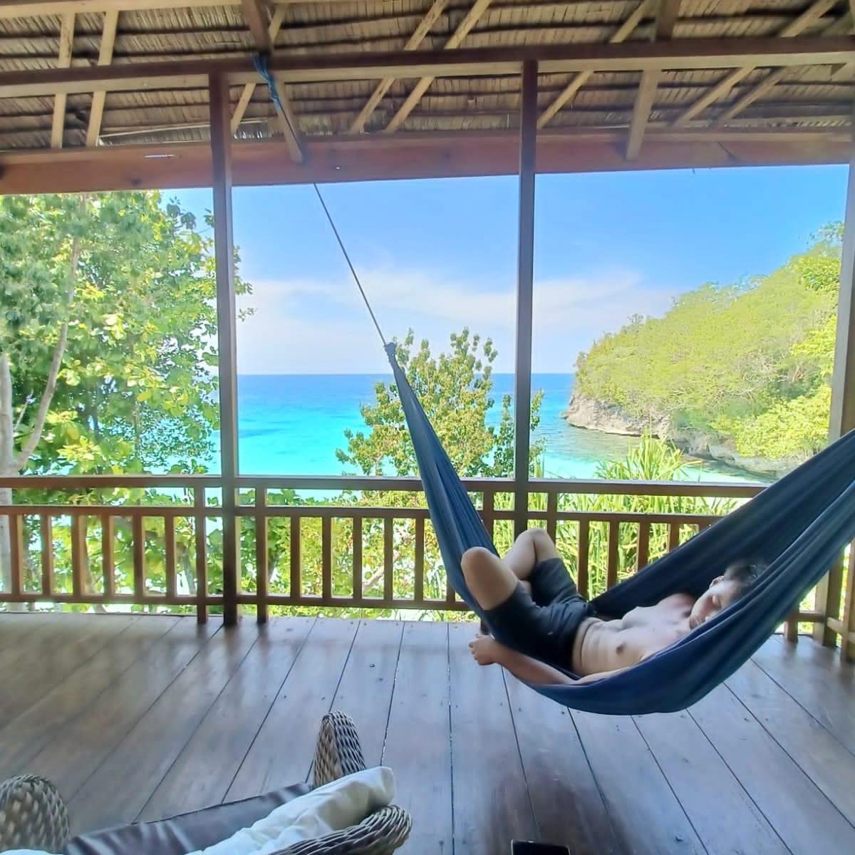 Malenge Dive Resort – bungalow balcony with hammock and sea view