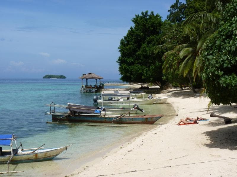 Pondok Lestari Kadidiri – boats on the white-sand Kadidiri beach