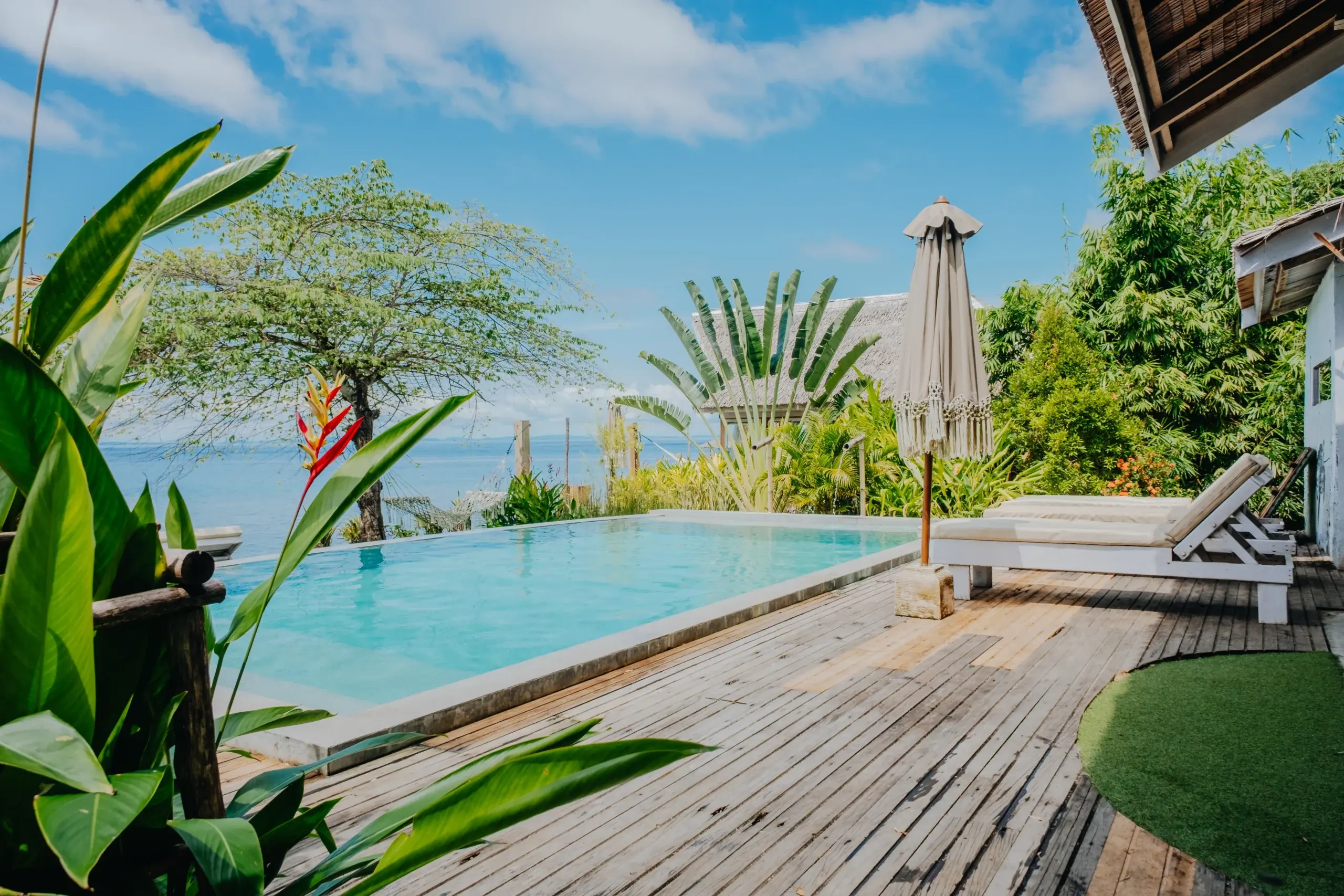Sanctum Una Una – infinity pool overlooking the sea