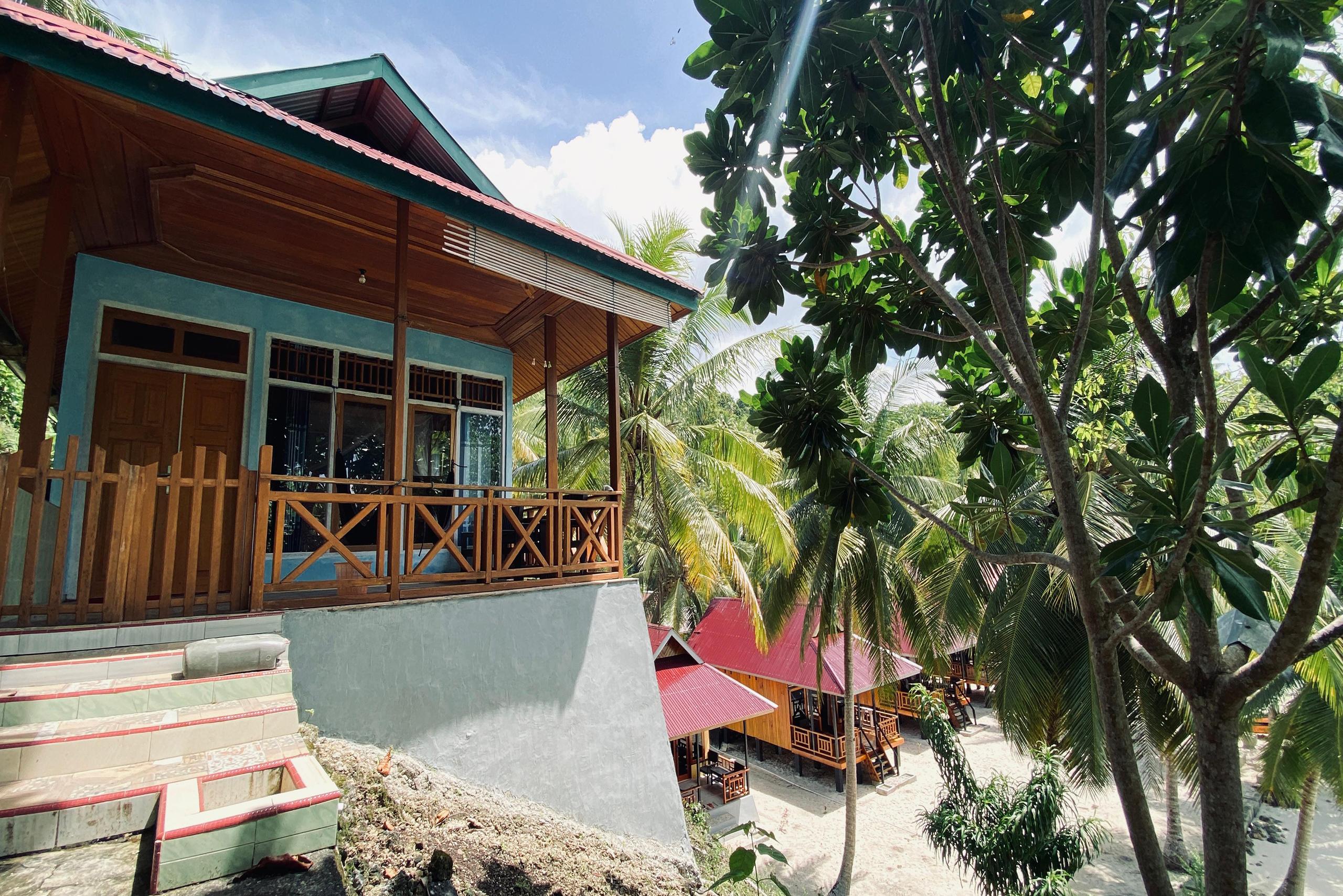 Sera Beach Dive Resort – rocky-hill bungalow with sea view (Sept 2025)