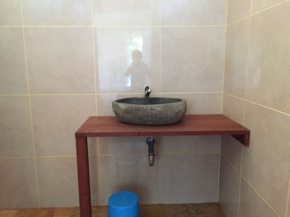 Sifa Diving Resort – semi-open bathroom with stone sink