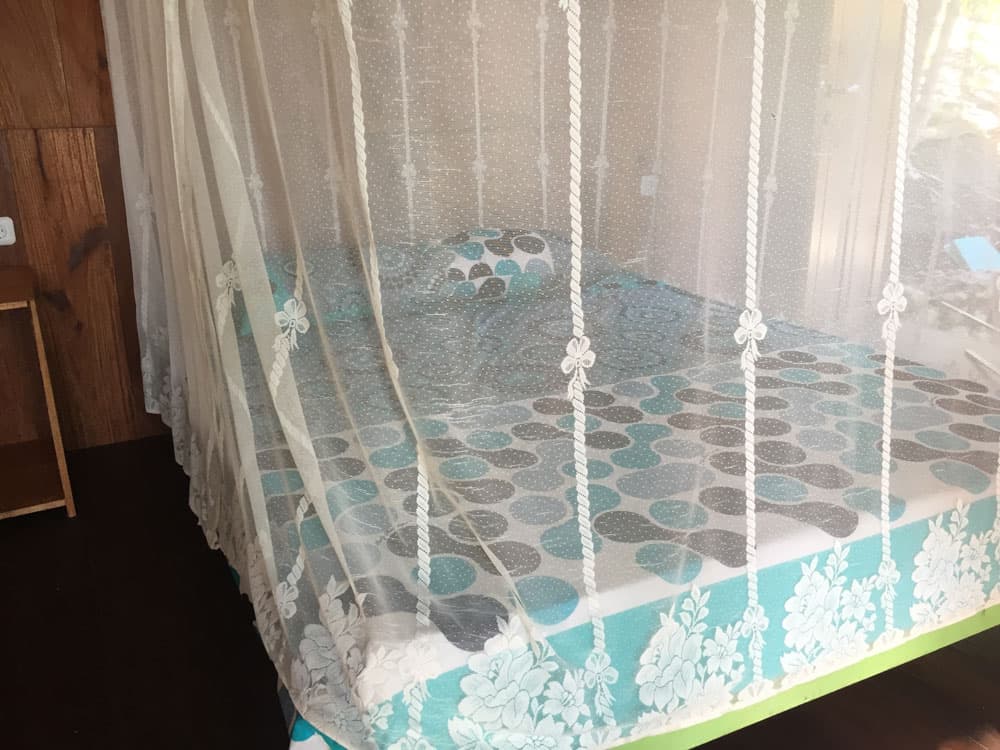 Sifa Diving Resort – bedroom with mosquito net