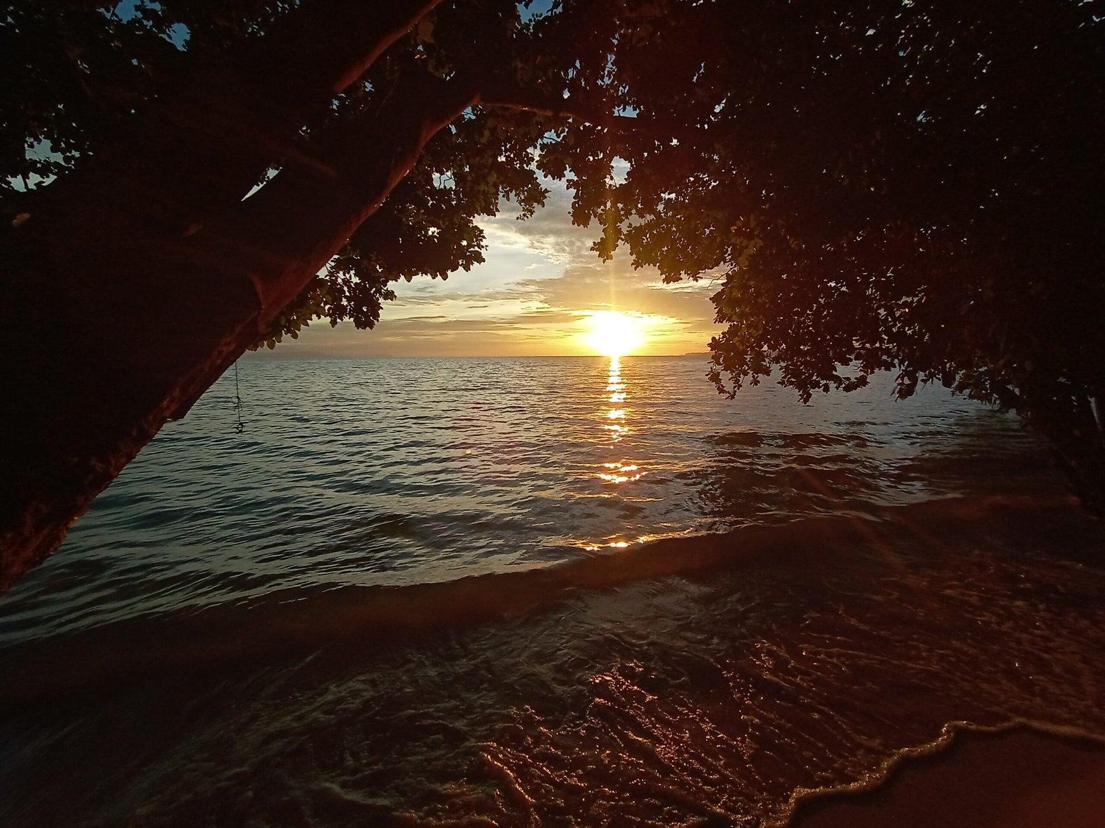 Tanjung Kalemo Resort – sunset over the beach