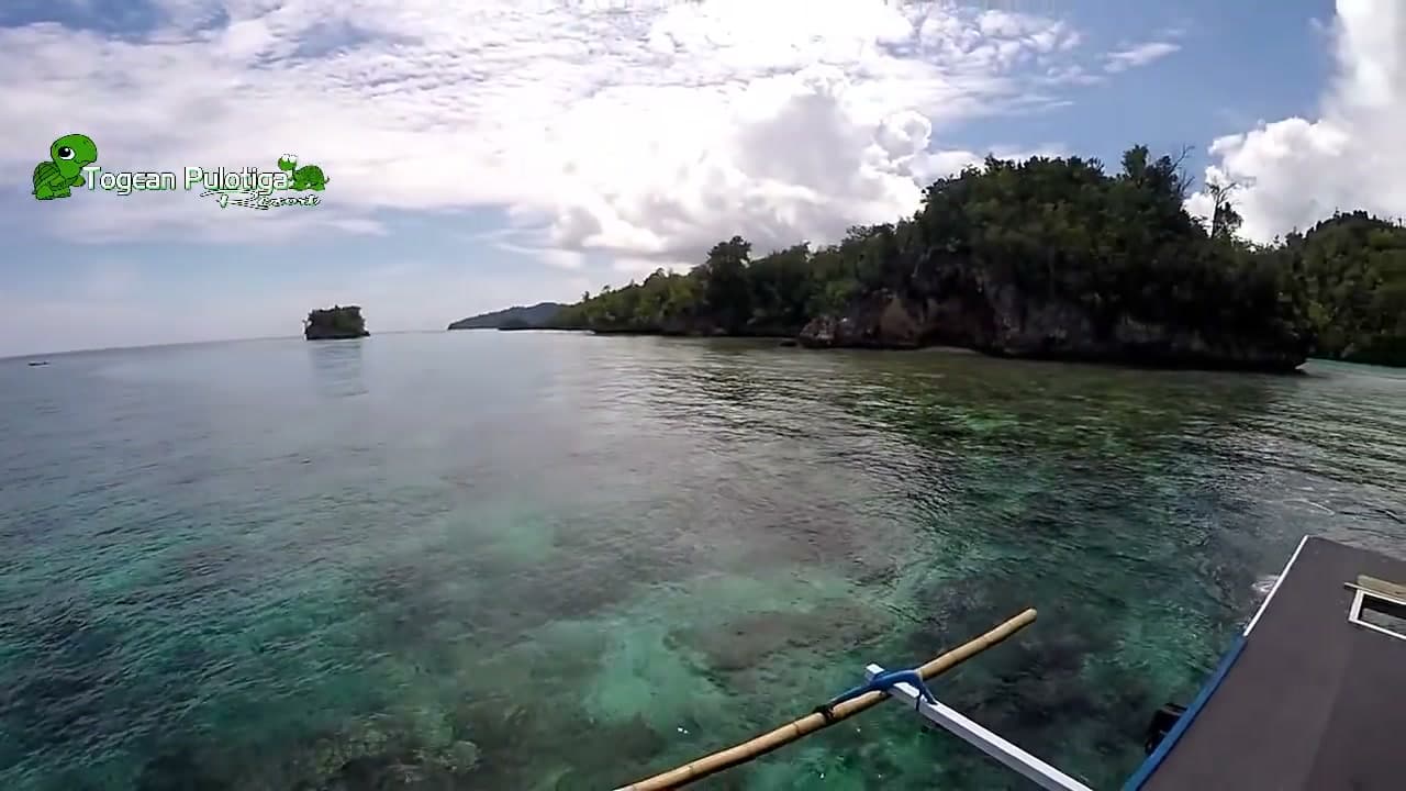 Togean Pulotiga Resort – boat trip past limestone islets over clear reef shallows